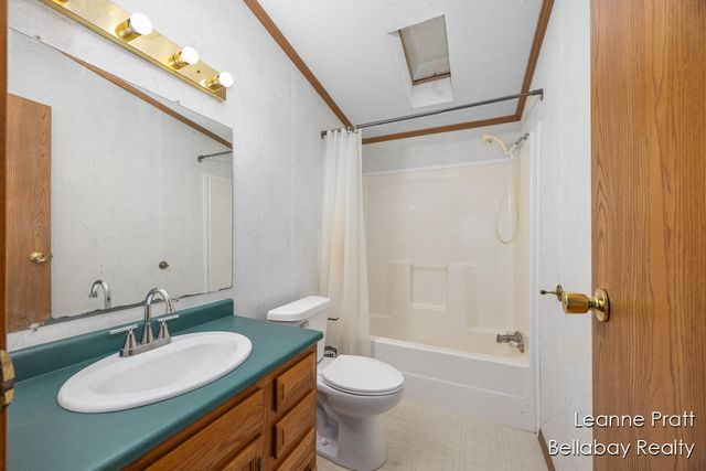 9820 W 5 Point Highway, Bellevue, MI 49021