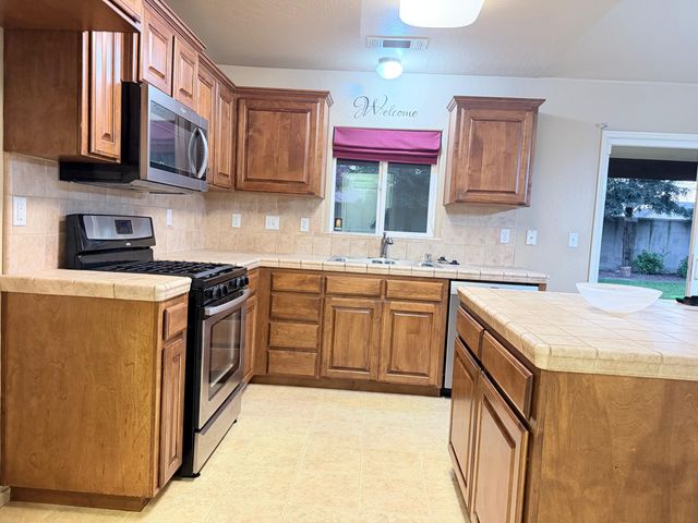 2499 Tempranillo Drive, Tulare, CA 93274