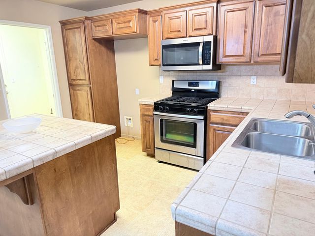 2499 Tempranillo Drive, Tulare, CA 93274