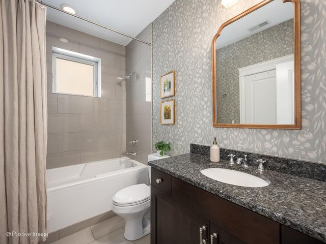1238 W ARGYLE Street 3, Chicago, IL 60640