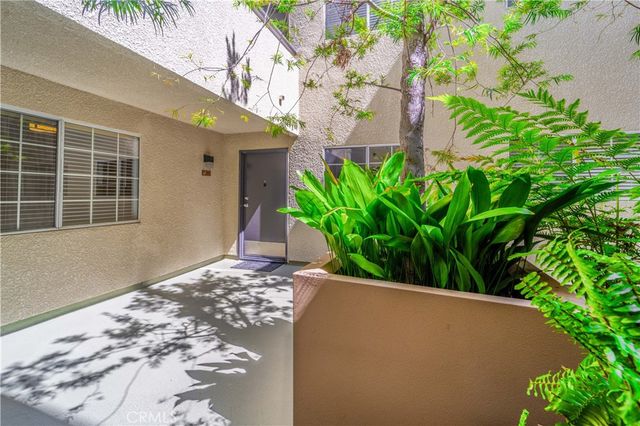 5520 Owensmouth 108, Woodland Hills, CA 91367