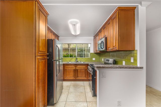 5520 Owensmouth 108, Woodland Hills, CA 91367
