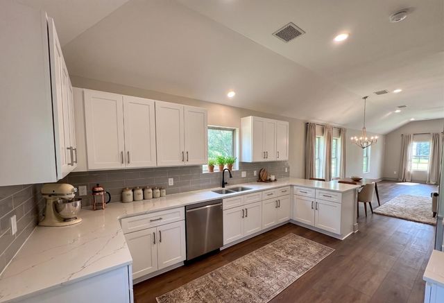 241 SE 19 Th St, Hempstead, TX 77445