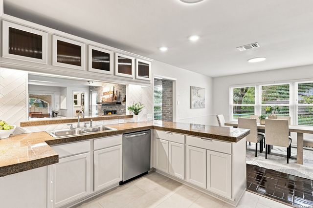 108 Sir Arthur Ct, Castle Hills, TX 78213