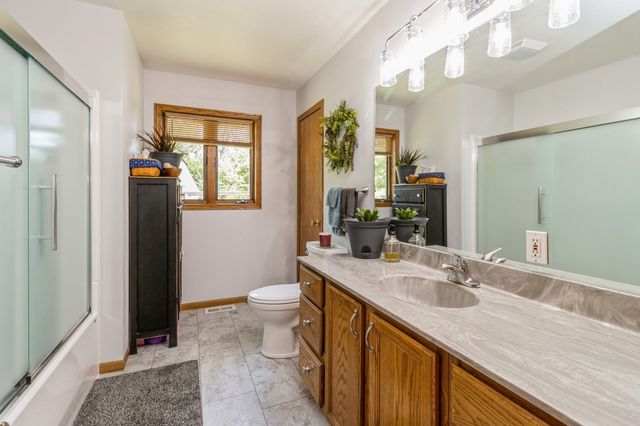 1460 South Shore Drive, Knoxville, IA 50138