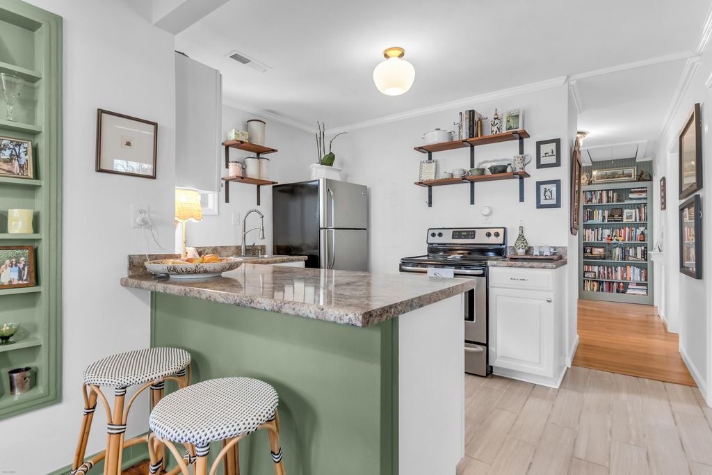 Image 18 of property listing at 38 Anita Drive, Charleston, SC 29407