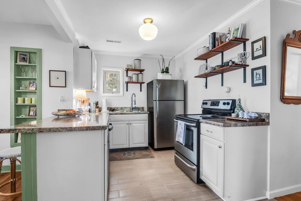 Image 19 of property listing at 38 Anita Drive, Charleston, SC 29407