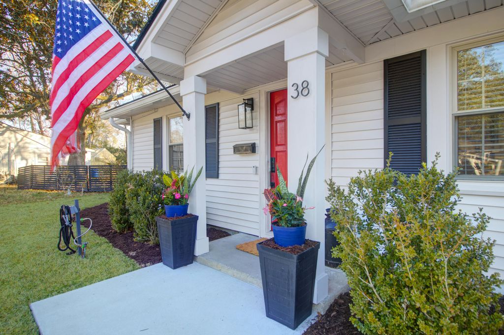 Image 4 of property listing at 38 Anita Drive, Charleston, SC 29407