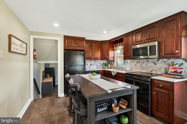 83 HAWTHORNE AVE, Gilbertsville, PA 19525