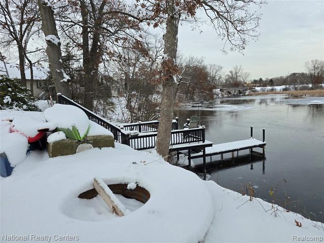 2727 Riverside Drive, Waterford, MI 48329