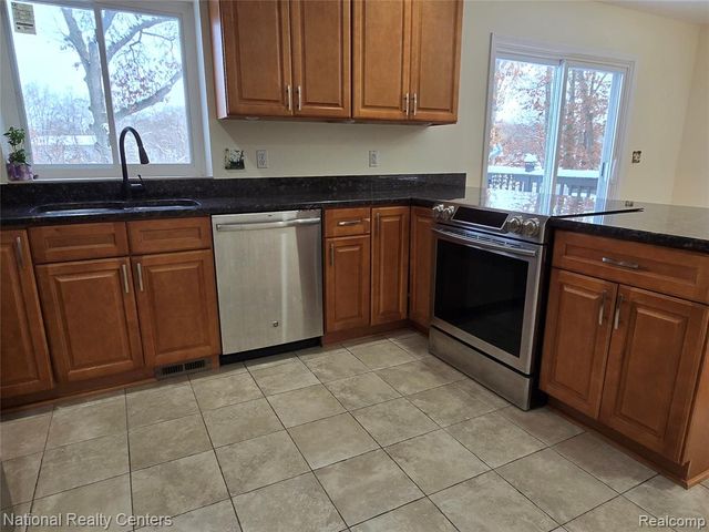 2727 Riverside Drive, Waterford, MI 48329