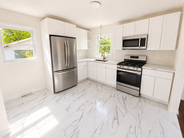 3300 Rugby Court, Waukegan, IL 60087