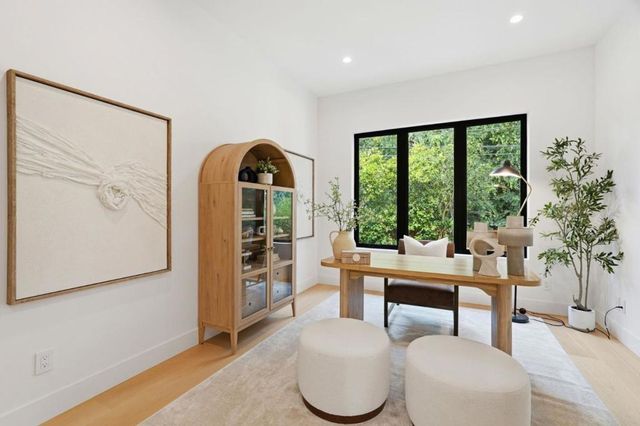 1084 Moffett Circle, Palo Alto, CA 94303