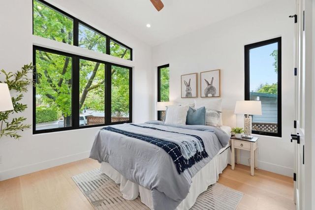 1084 Moffett Circle, Palo Alto, CA 94303