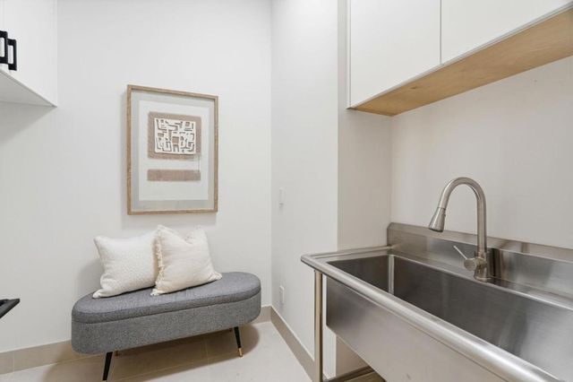 1084 Moffett Circle, Palo Alto, CA 94303