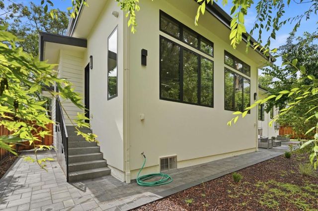 1084 Moffett Circle, Palo Alto, CA 94303