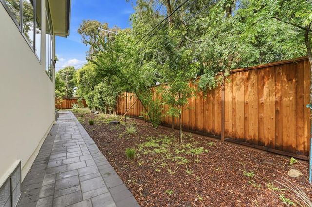 1084 Moffett Circle, Palo Alto, CA 94303