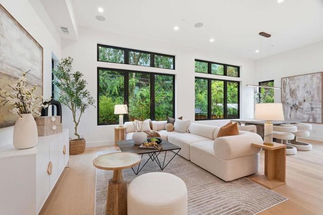 1084 Moffett Circle, Palo Alto, CA 94303