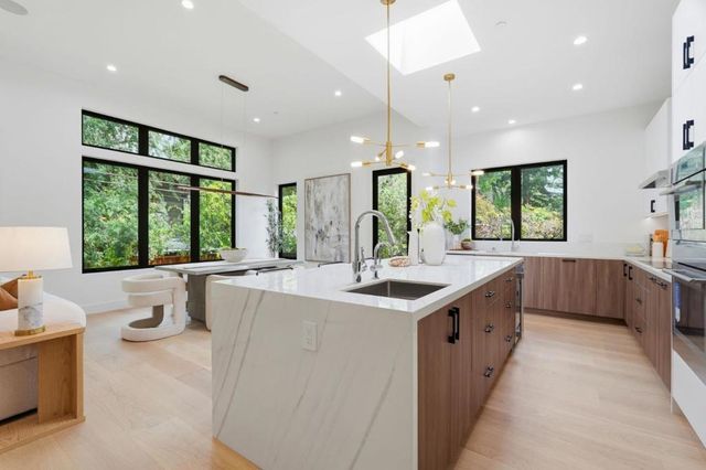 1084 Moffett Circle, Palo Alto, CA 94303