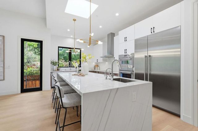 1084 Moffett Circle, Palo Alto, CA 94303