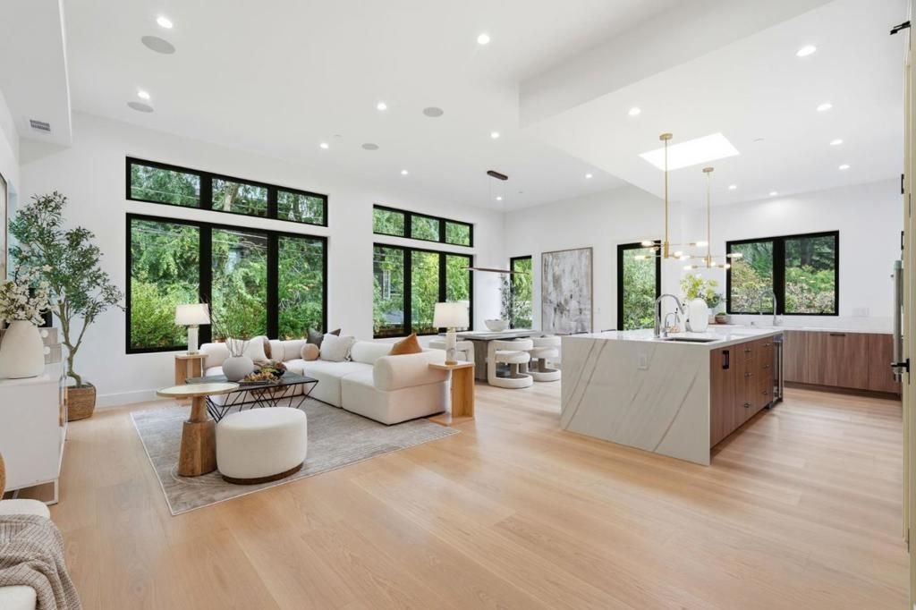 Image 2 of property listing at 1084 Moffett Circle, Palo Alto, CA 94303