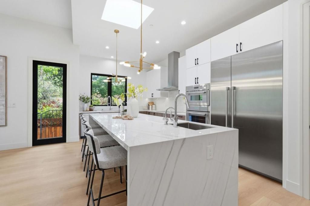 Image 7 of property listing at 1084 Moffett Circle, Palo Alto, CA 94303