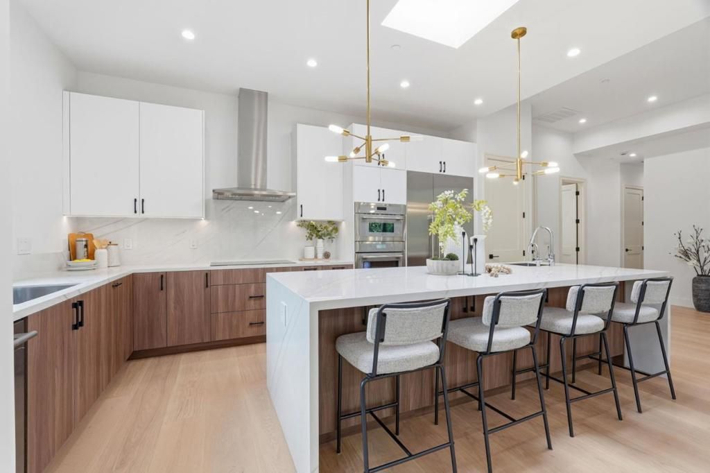 Image 8 of property listing at 1084 Moffett Circle, Palo Alto, CA 94303