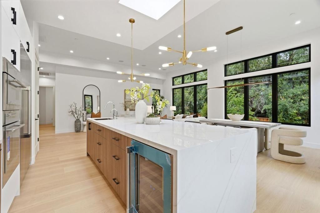 Image 9 of property listing at 1084 Moffett Circle, Palo Alto, CA 94303