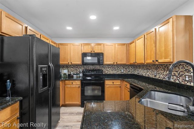 45512 Hidden View Court, Utica, MI 48315