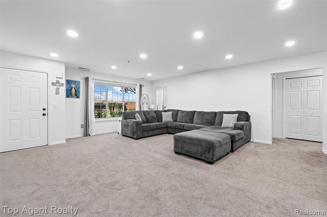 45512 Hidden View Court, Utica, MI 48315
