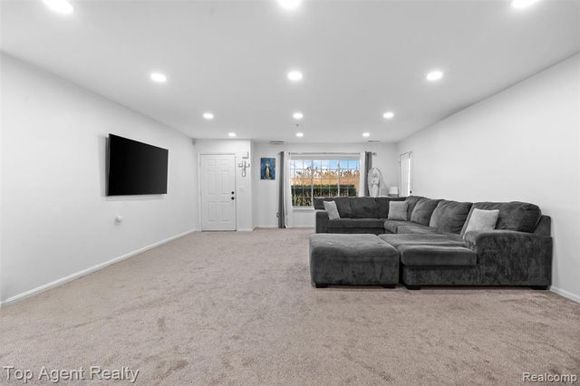 45512 Hidden View Court, Utica, MI 48315