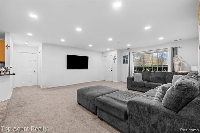 45512 Hidden View Court, Utica, MI 48315