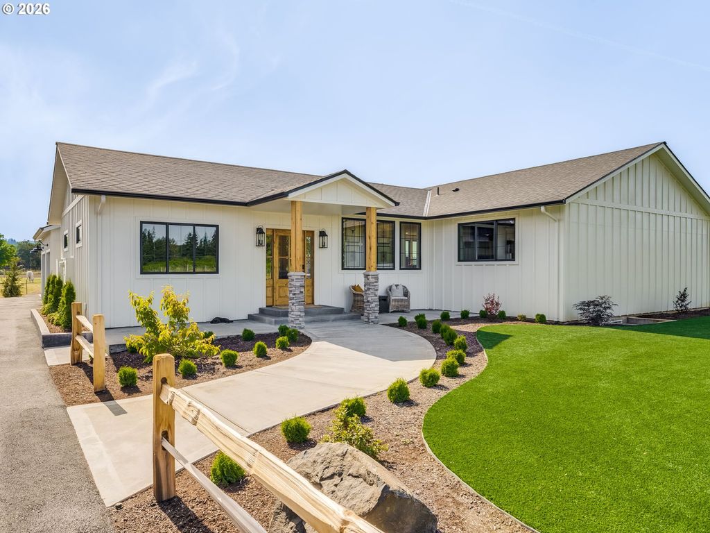 Image 1 of property listing at 17630 Se WEBFOOT Rd, Dayton, OR 97114