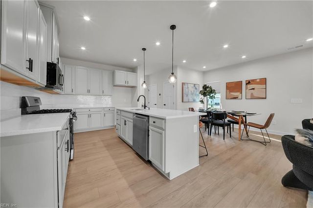 1607 Songbird LN, Chesapeake, VA 23323