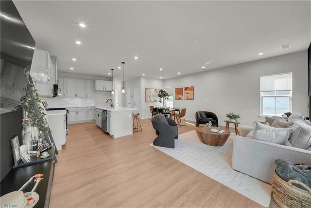 1607 Songbird LN, Chesapeake, VA 23323