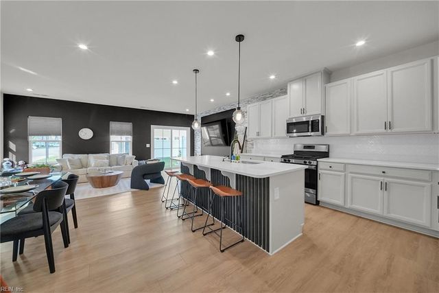 1607 Songbird LN, Chesapeake, VA 23323