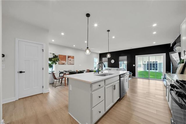 1607 Songbird LN, Chesapeake, VA 23323
