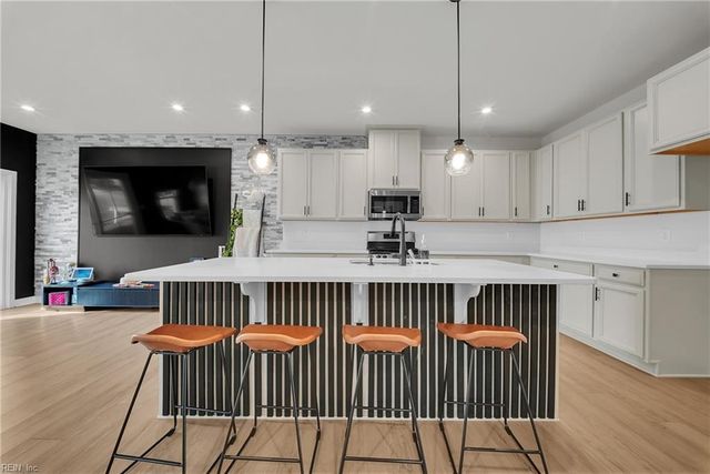 1607 Songbird LN, Chesapeake, VA 23323
