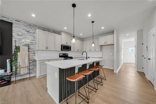 1607 Songbird LN, Chesapeake, VA 23323