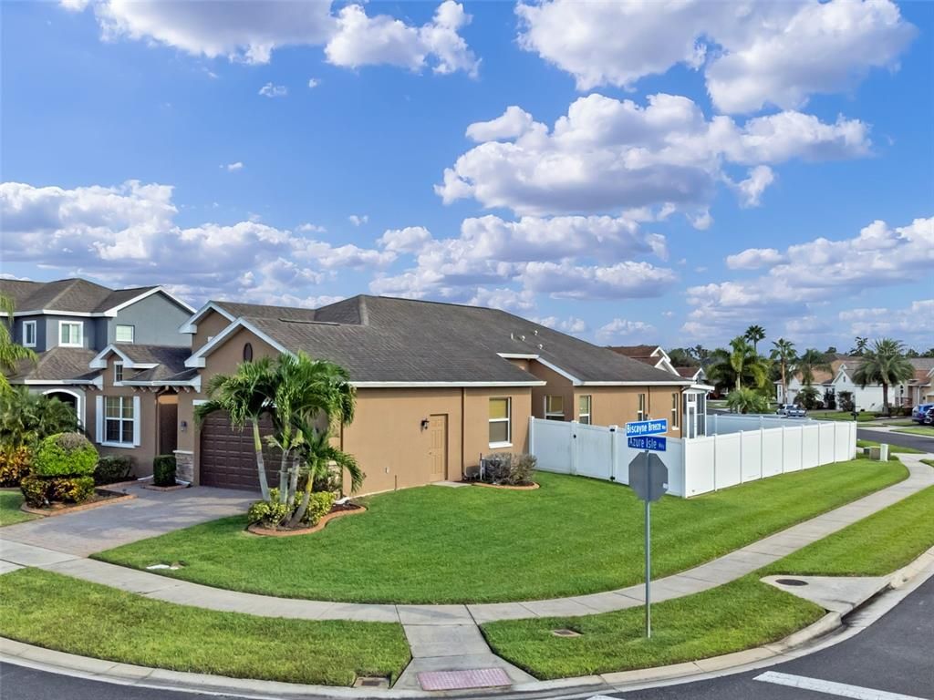 Image 3 of property listing at 4414 AZURE ISLE WAY, Kissimmee, FL 34744