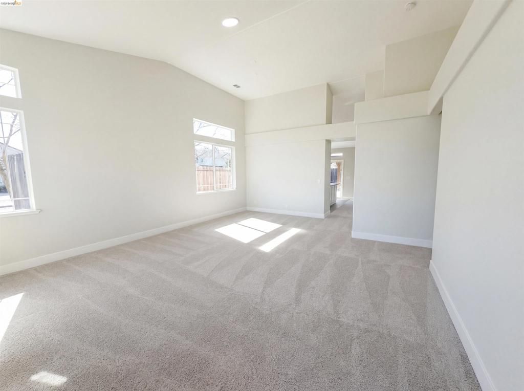 Image 9 of property listing at 300 Perkins Ct, Suisun City, CA 94585