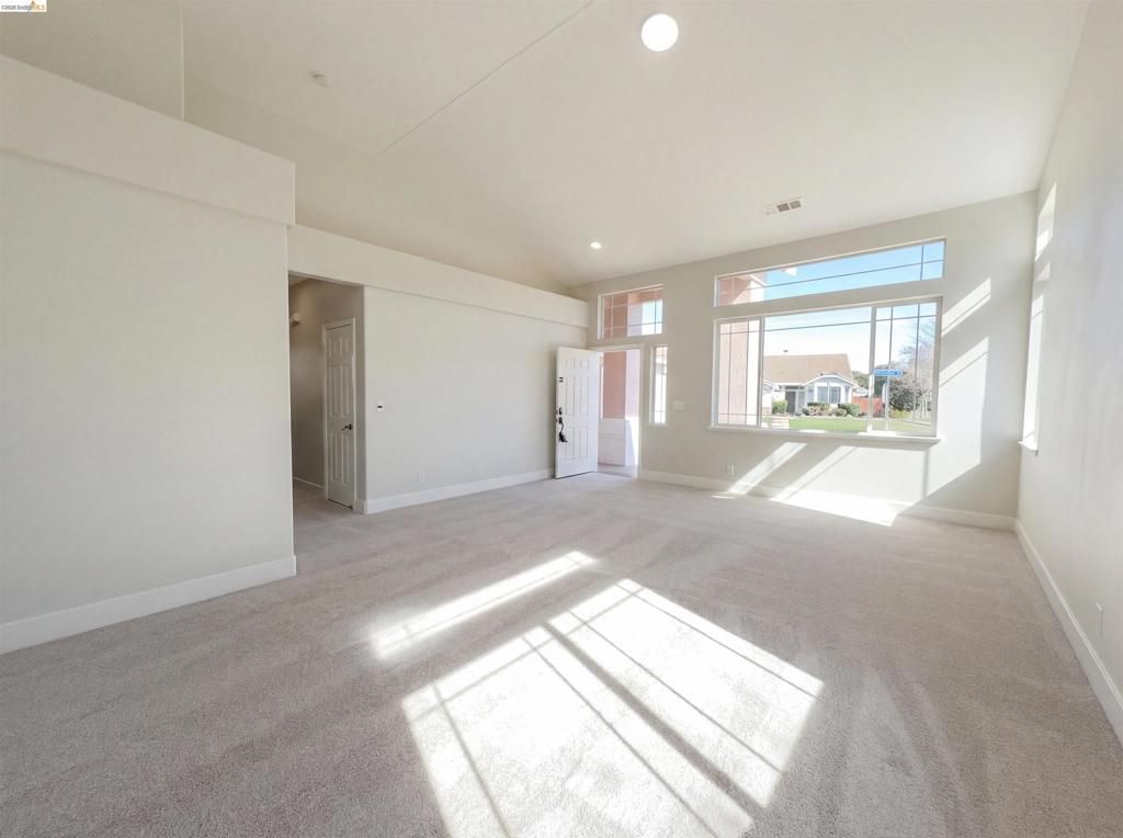 Image 12 of property listing at 300 Perkins Ct, Suisun City, CA 94585