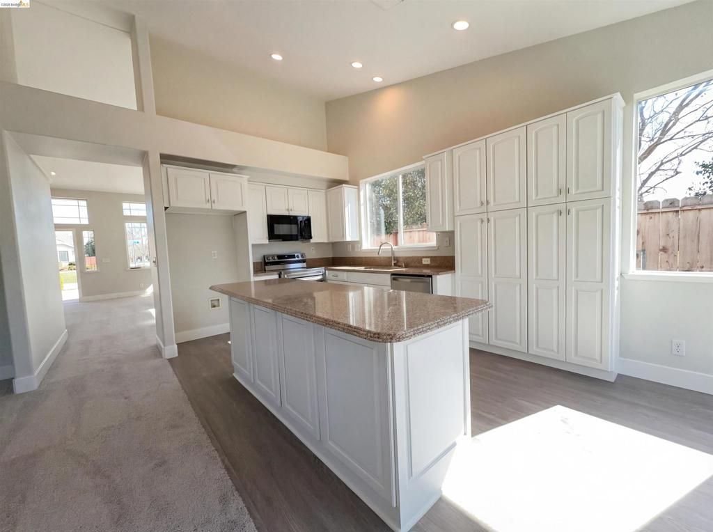 Image 15 of property listing at 300 Perkins Ct, Suisun City, CA 94585