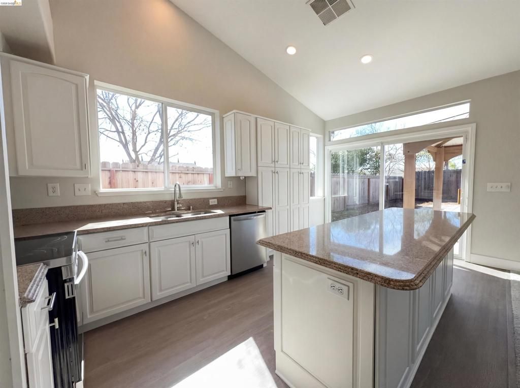 Image 18 of property listing at 300 Perkins Ct, Suisun City, CA 94585