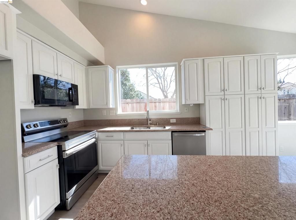 Image 19 of property listing at 300 Perkins Ct, Suisun City, CA 94585