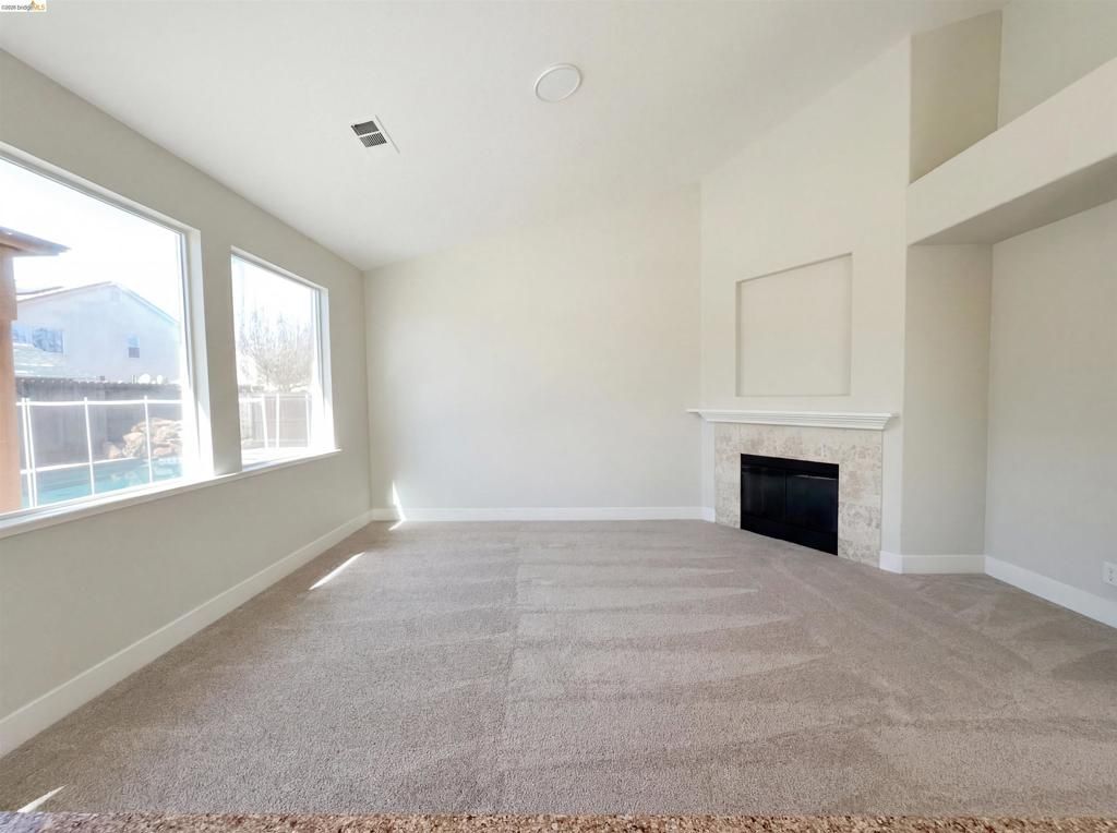 Image 2 of property listing at 300 Perkins Ct, Suisun City, CA 94585