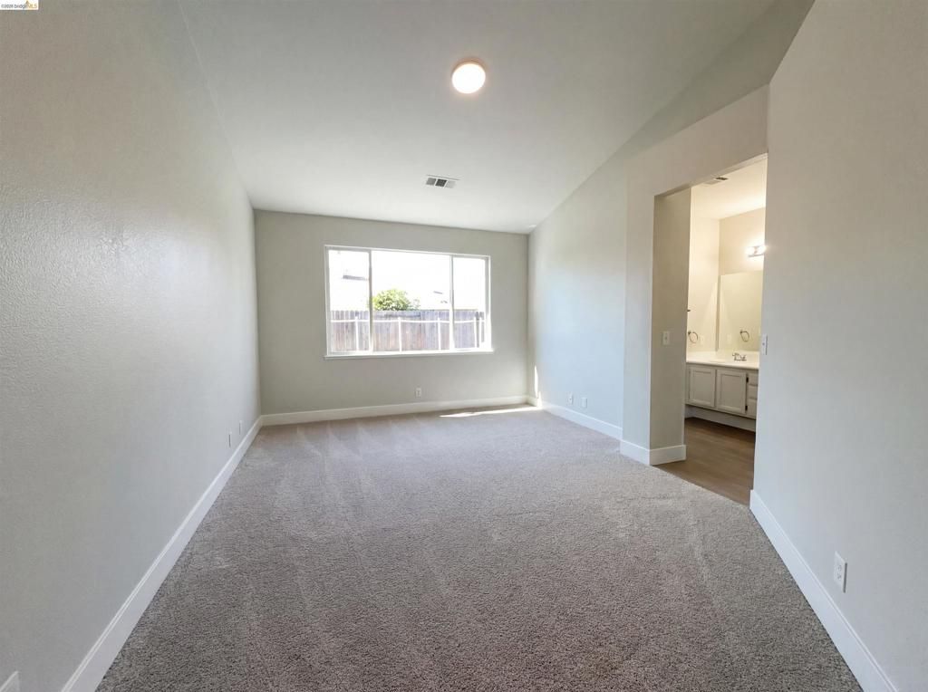 Image 3 of property listing at 300 Perkins Ct, Suisun City, CA 94585