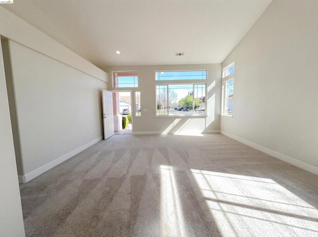 Image 5 of property listing at 300 Perkins Ct, Suisun City, CA 94585