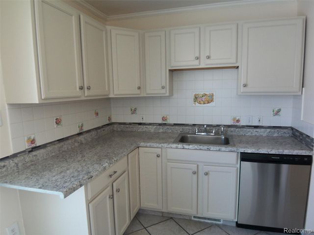 8269 Sterling, Center Line, MI 48015