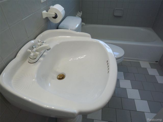 8269 Sterling, Center Line, MI 48015